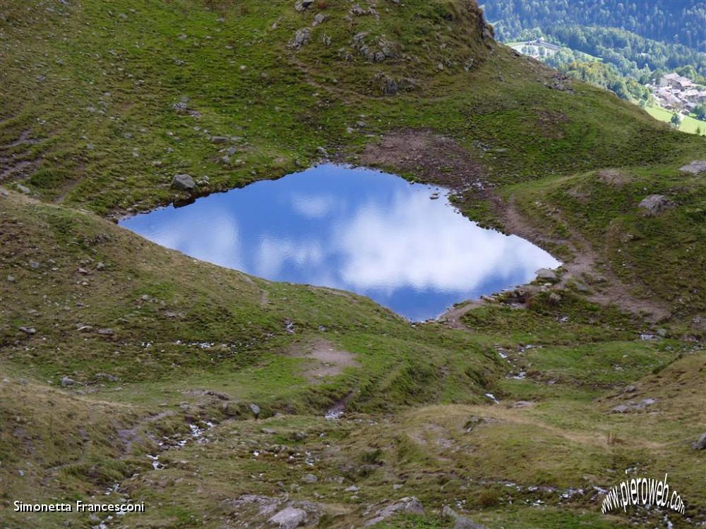 33 Piccolo lago lungo il sentiero che ci portera' alla Baita di Sasna.JPG